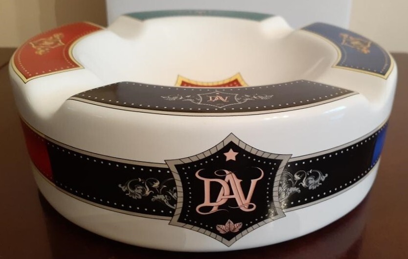 ORNATE LARGE CIGAR ASHTRAY FOOTED CERAMIC – 4 large cigar rests – BRAND NEW
