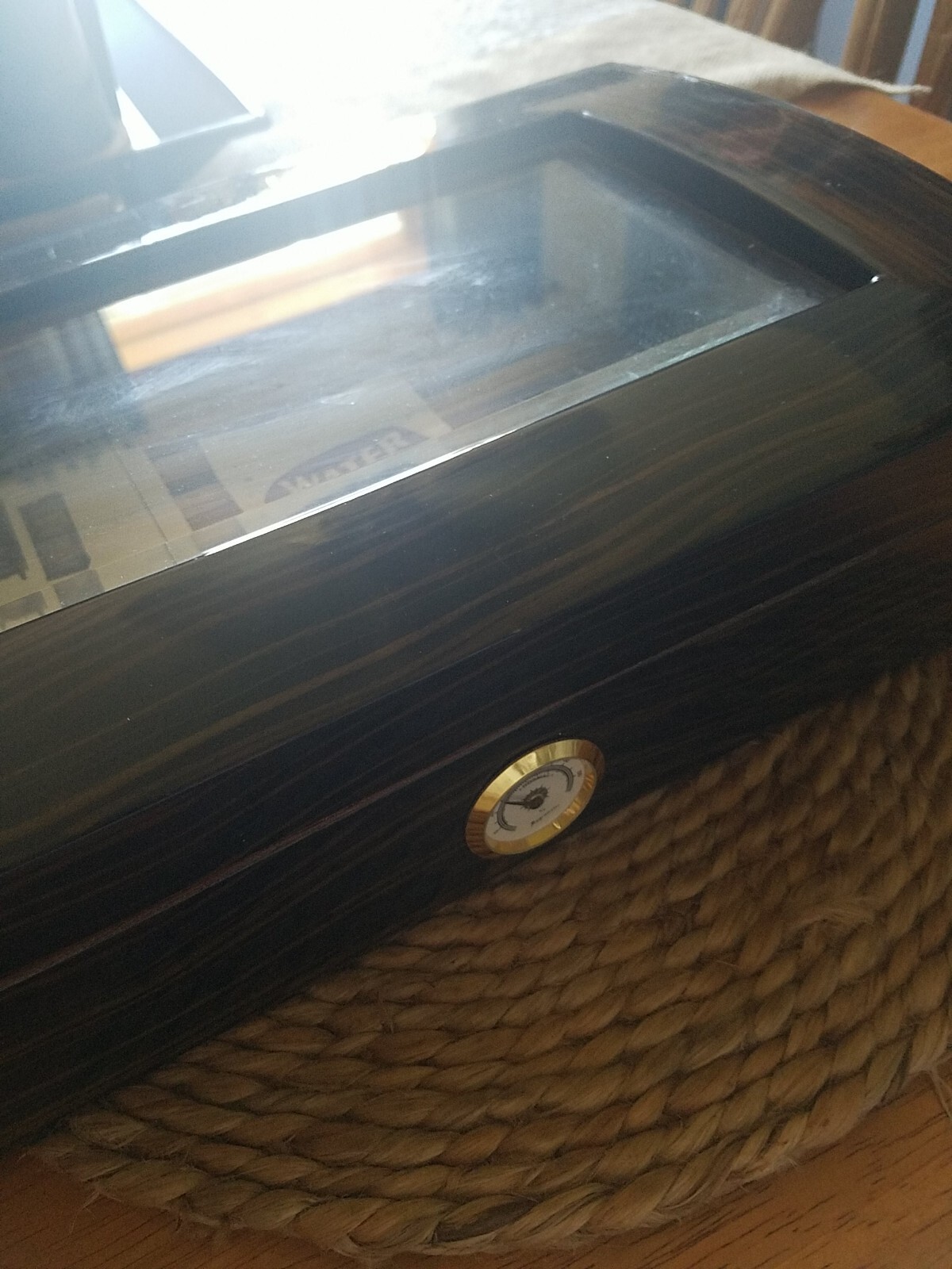 Wood HUMIDOR HUMIDIFIER by Quality Importers Trading co. With accessories. NEW