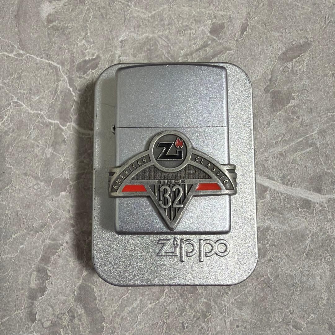 Zippo 2000 American Classic Since 32 Metal Emblem with Tin Case