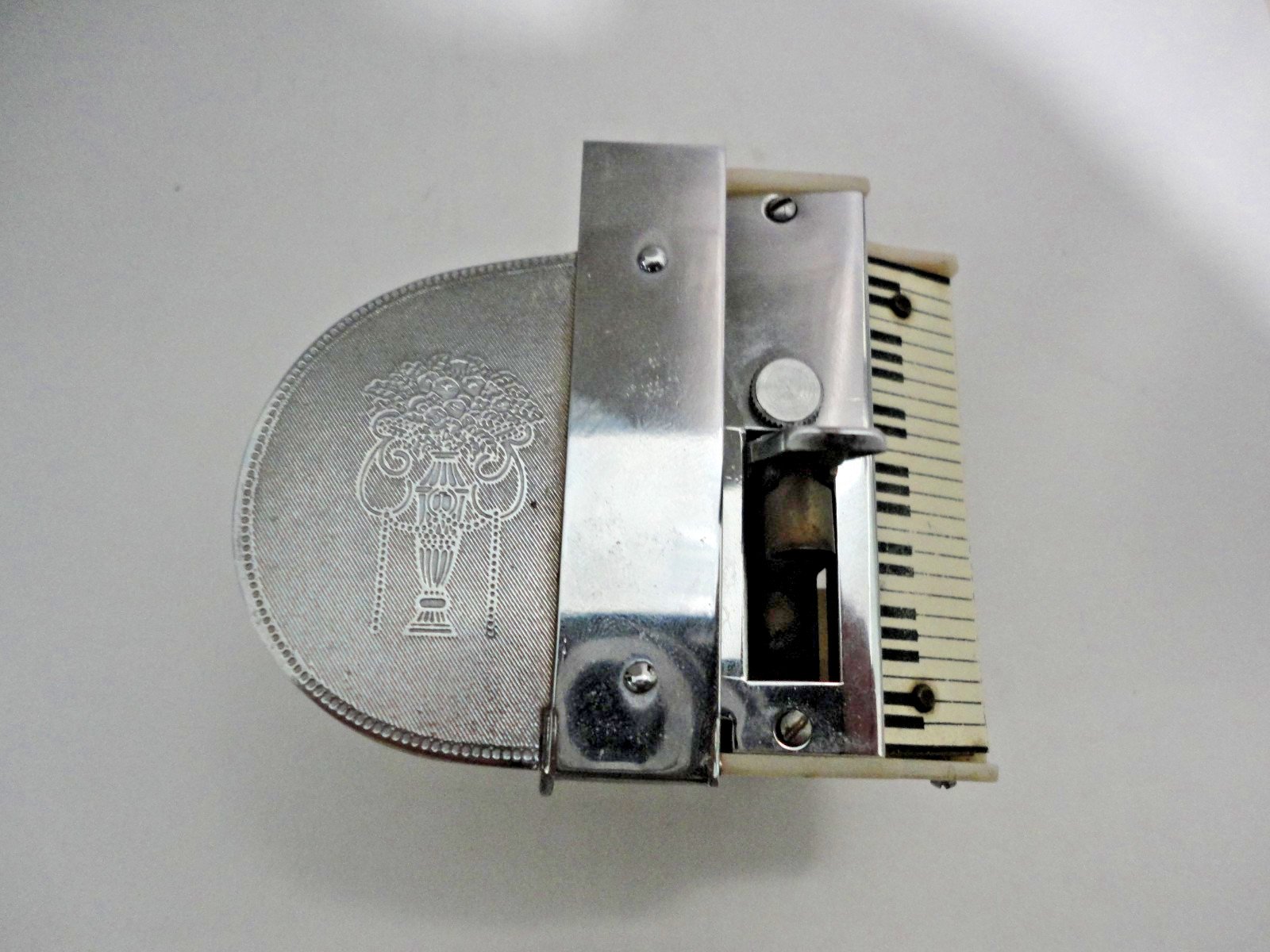 c 1945-52 PRINCE PIANO TABLE LIGHTER .MIOJ, (JAPAN). VERY RARE.