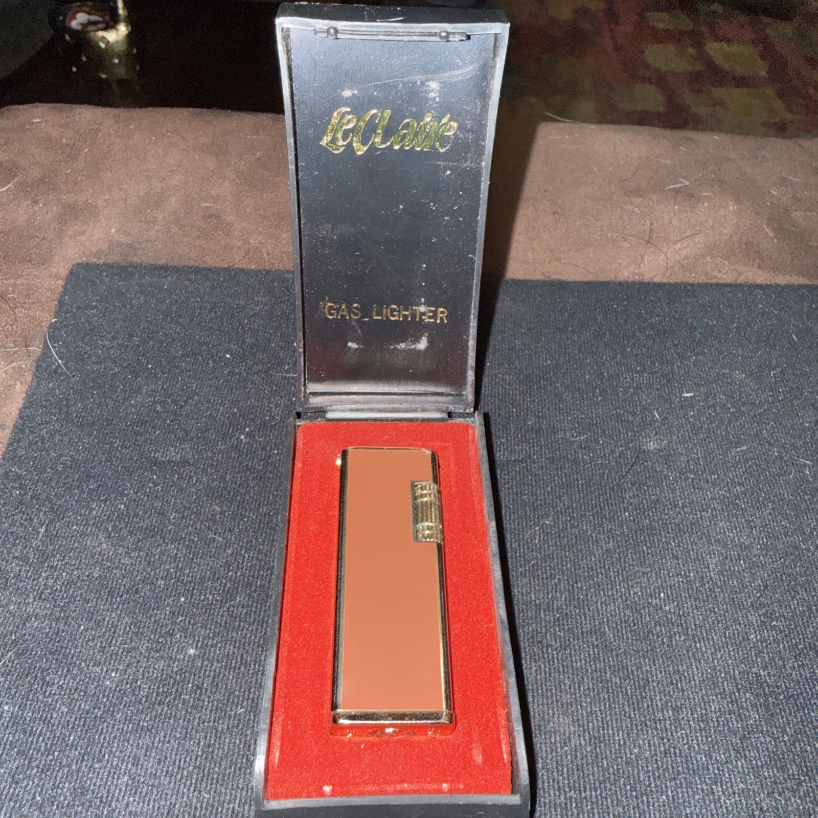 Vintage Me Claire Gold Brown Refillable Gas Lighter. Untested