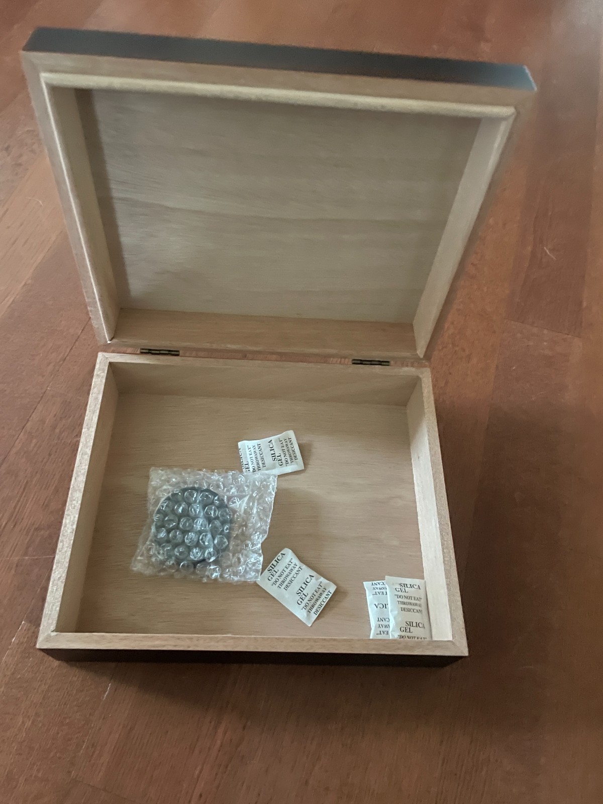 Cigar Humidor 20-count Mahogany WITH Analog Hygrometer – New In Box