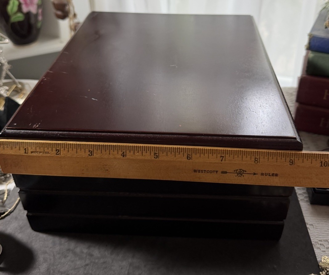 Beautiful Ribbed Wooden Humidor W/Humidifier & Hygrometer Spanish Cedar Lining