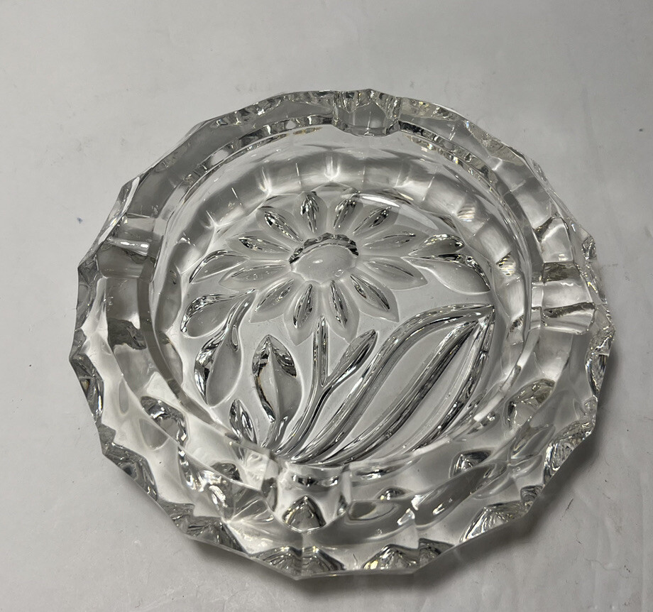 Vintage MCM Clear Thick Pressed Glass Ashtray 4.5″ Round Flower Daisy Sunflower