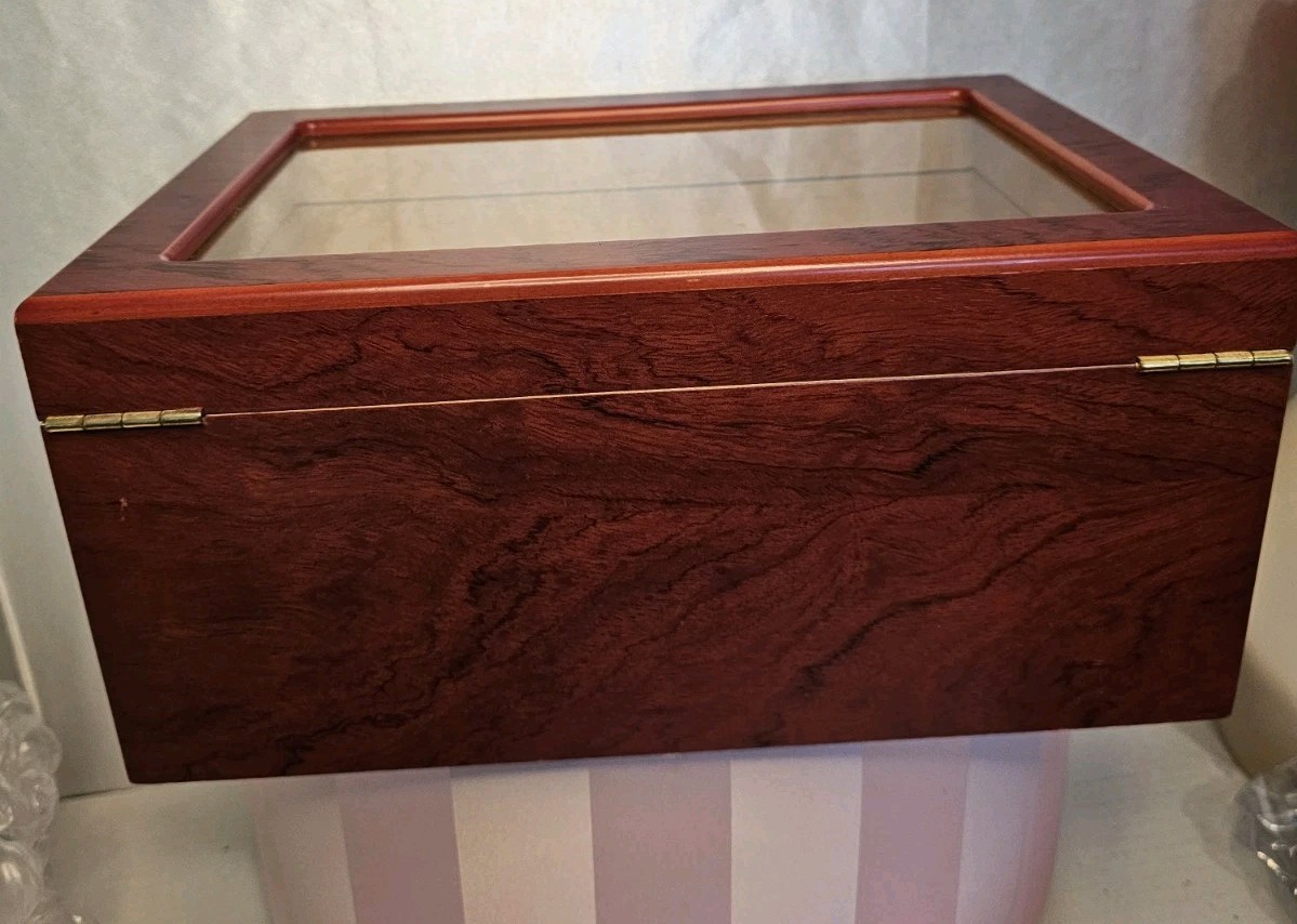 Beautiful Glass Top Westinghouse Cigar Humidor With Dividers. Cedar Lined
