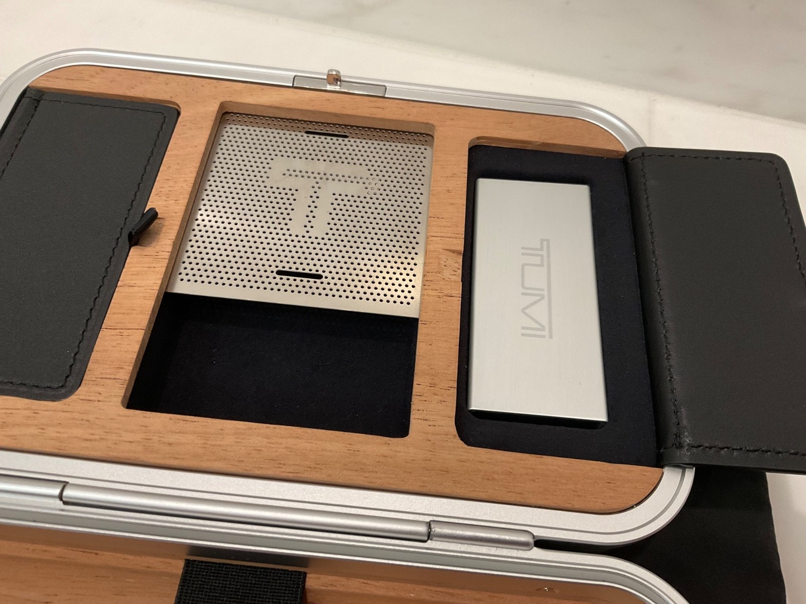 NEW Tumi 19 Degree ALUMINUM 5 Cigar Slot – CIGAR CASE – SILVER