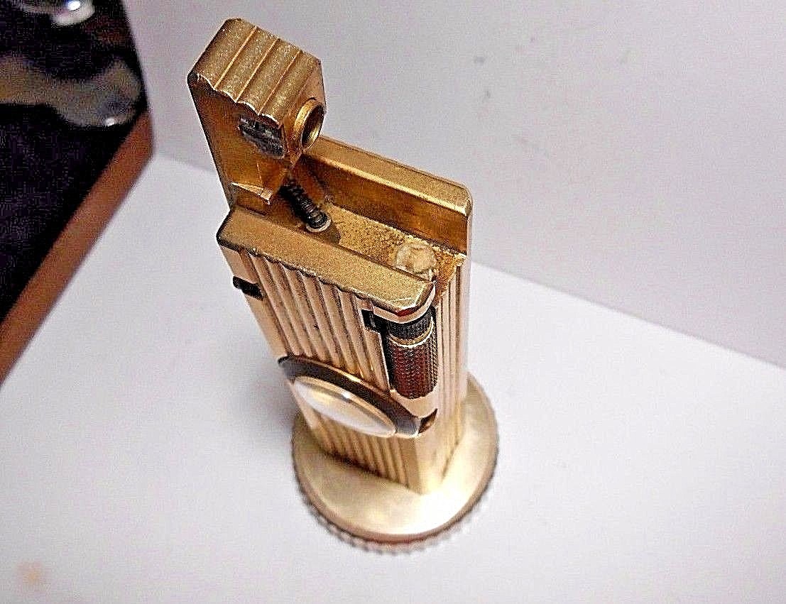 VINTAGE CYGNUS LIFT ARM TABLE LIGHTER WORKS WITH SWANK CLOCK. WIND STEM MISSING