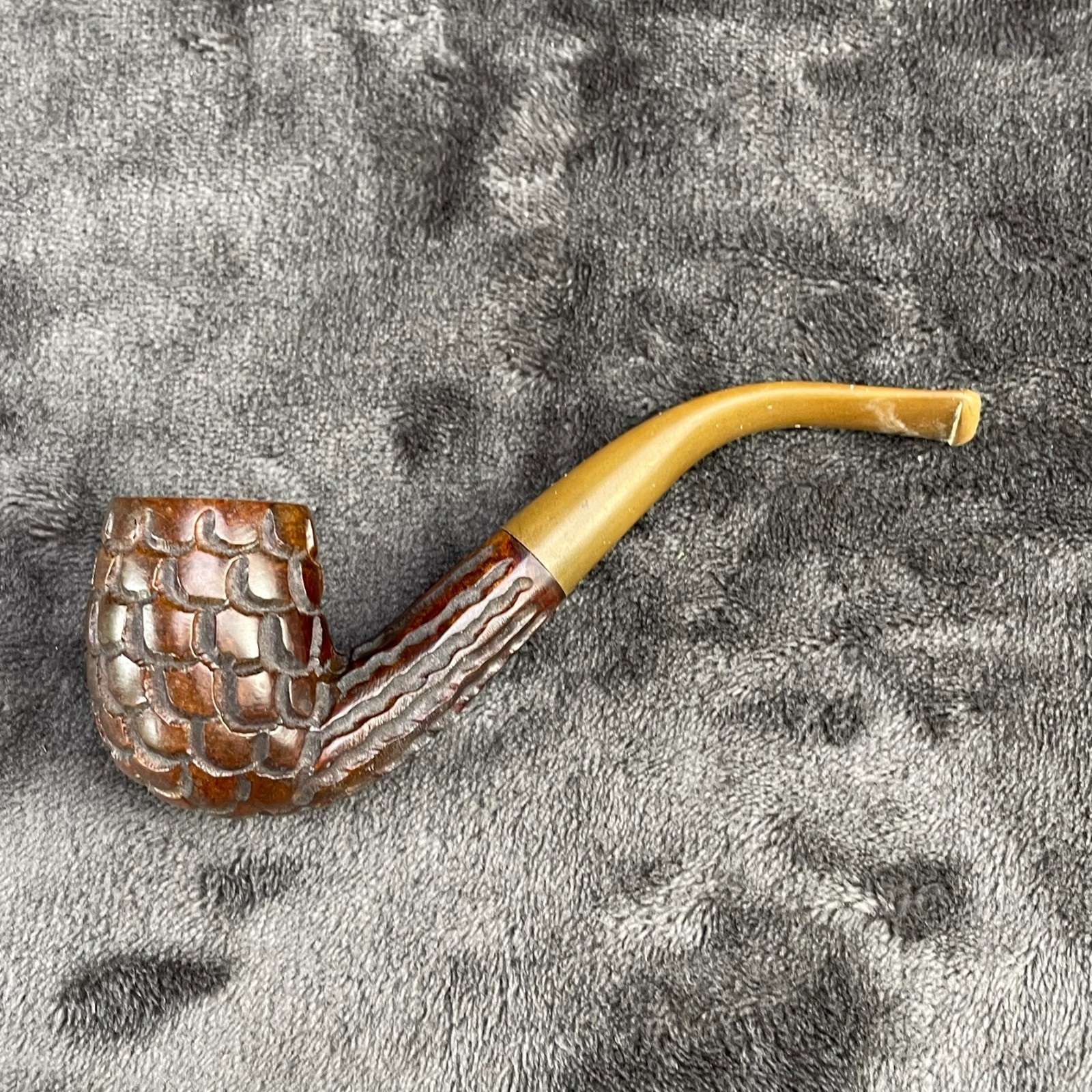 London Squire English Pipe Hand Carved Scale Pinecone Briar Wood