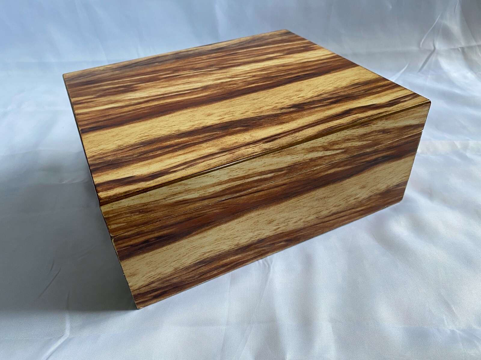 Quality Importers Burled Wood Finish Humidor – 25-50 count (Stock Unit B) – New