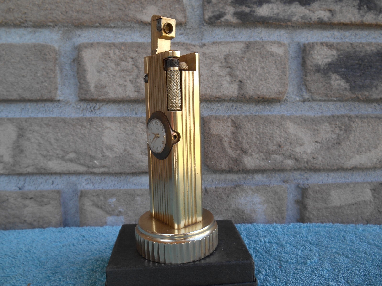 VINTAGE CYGNUS LIFT ARM TABLE LIGHTER WORKS WITH SWANK CLOCK. WIND STEM MISSING