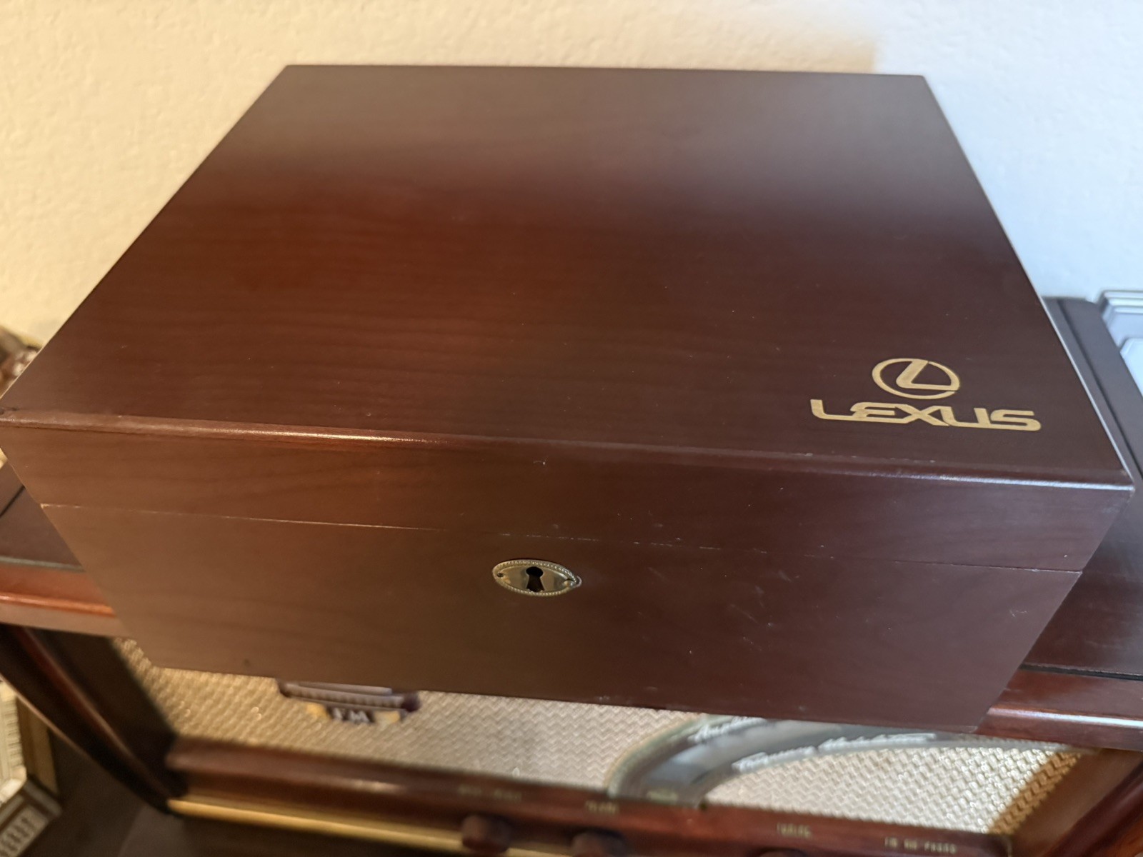 **LEXUS: PYROGRAPHY CHERRY WOOD CIGAR HUMIDOR VERY RARE ONE OWNER FREE CIGAR**