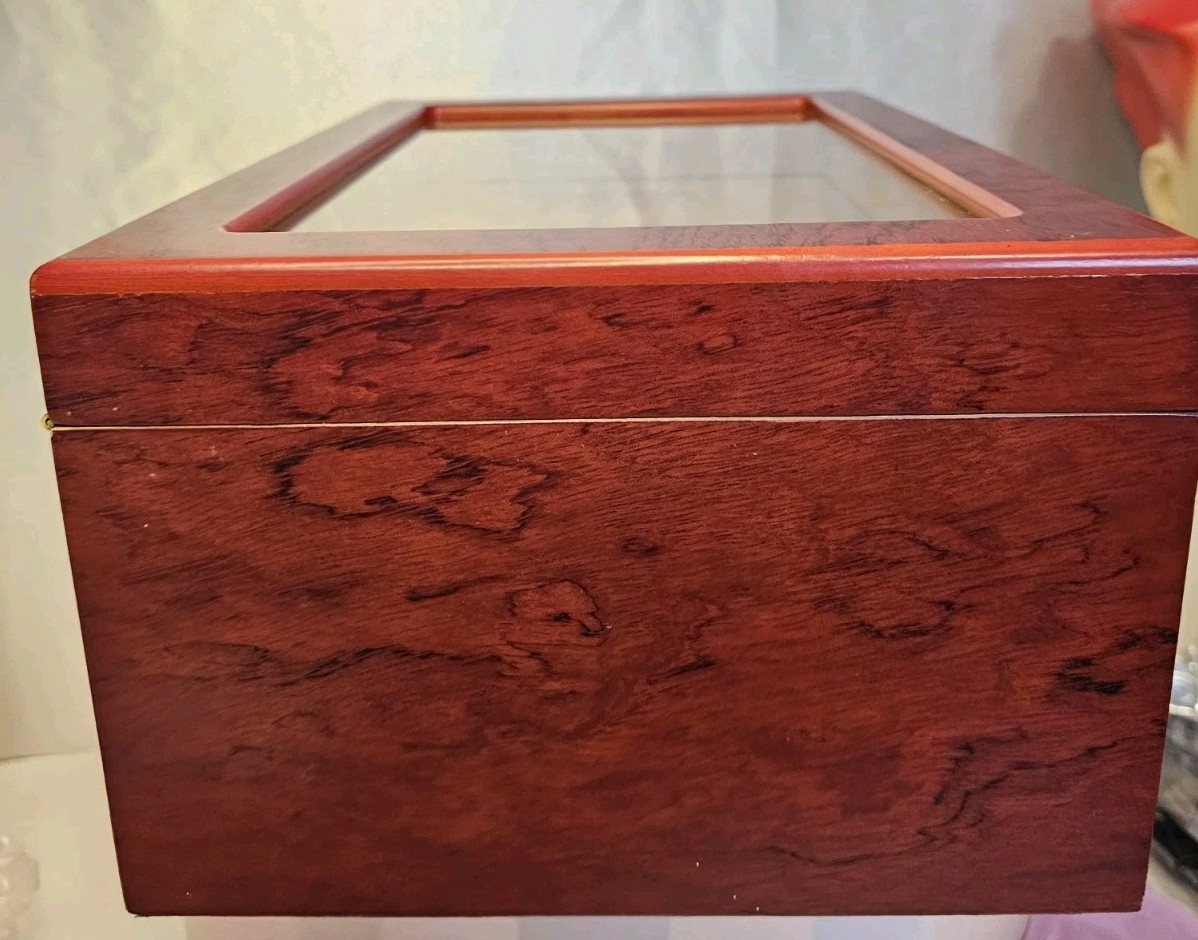Beautiful Glass Top Westinghouse Cigar Humidor With Dividers. Cedar Lined