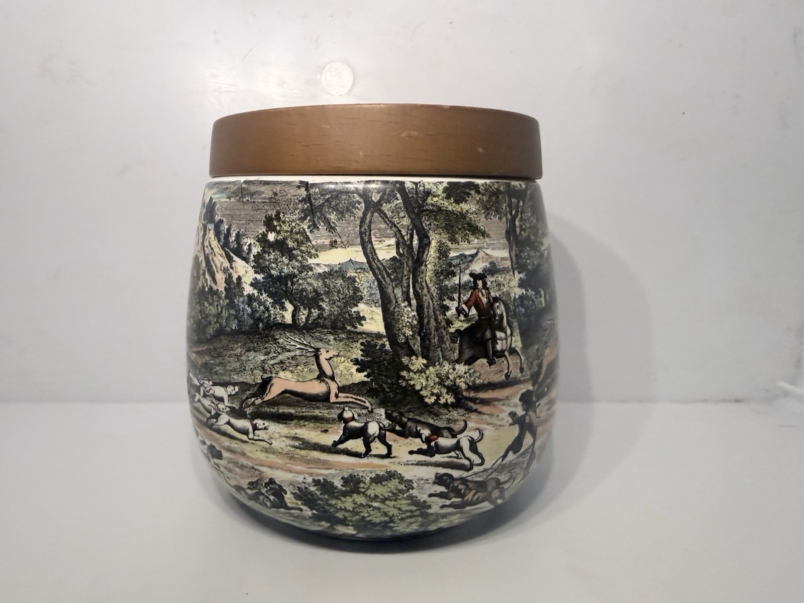 HUMIDOR TOBACCO CERAMIC JAR w/ WOOD SEALING COVER- HUNTING SCENE made in ITALY