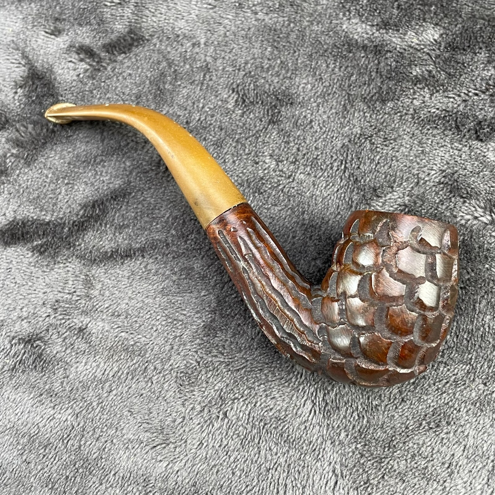 London Squire English Pipe Hand Carved Scale Pinecone Briar Wood
