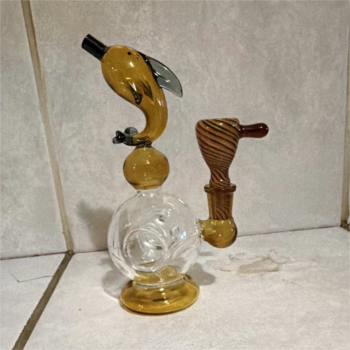 Clear and Amber Glass Water Pipe Bubbler with Bird Design and Removable Bowl