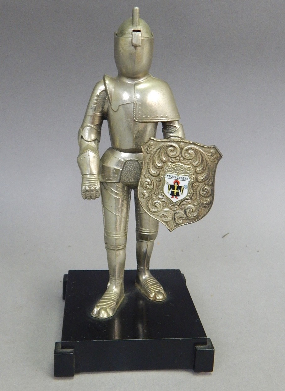 Vintage Munchen German Knight Figural Table Lighter Suit of Armor Weltzunder