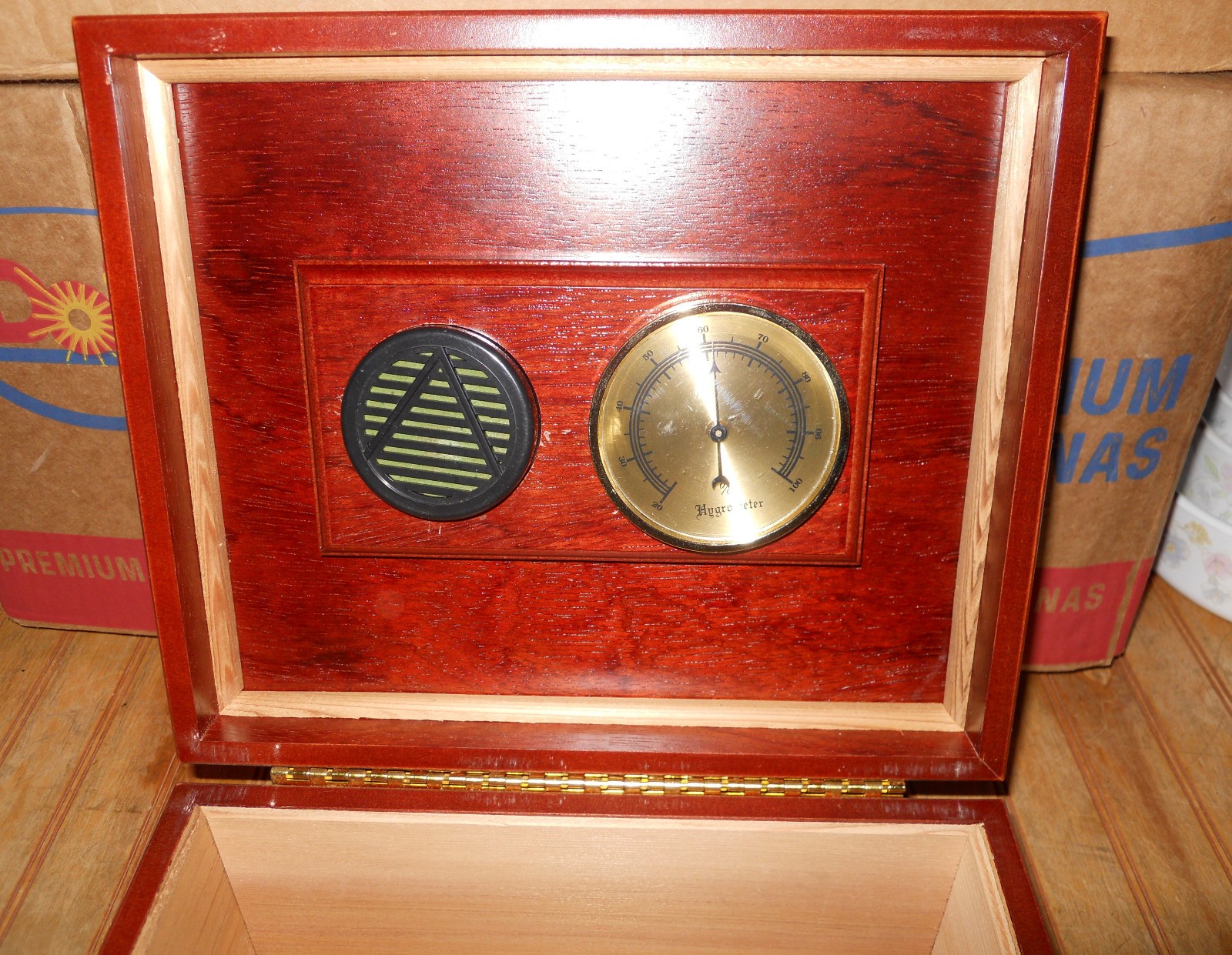 Wooden Cedar Cigar lined Humidor w/ Hygrometer and Humidifier Cherry Color