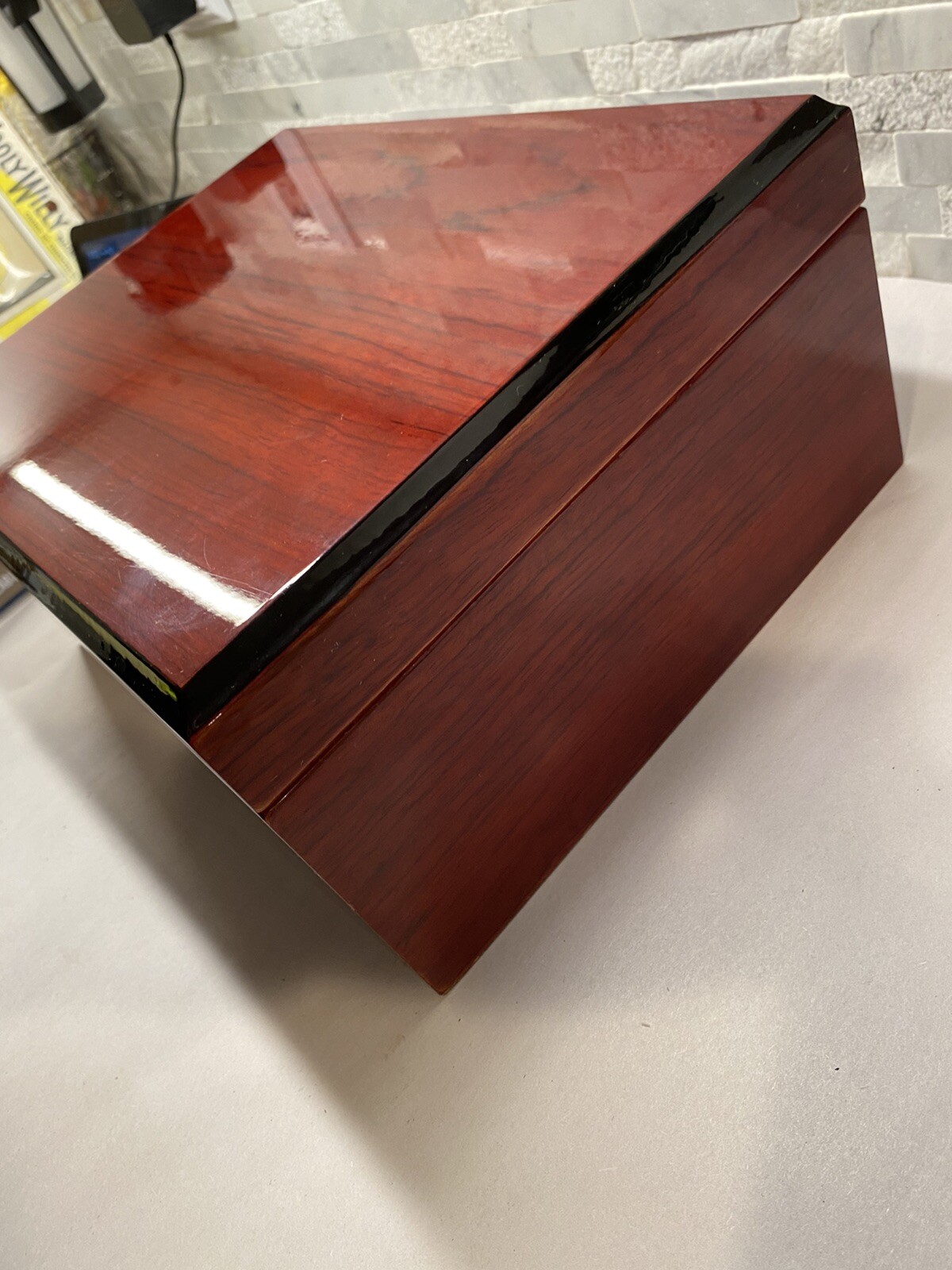 CONOSCERE WOOD HUMIDOR WITH SPANISH CEDAR LINING