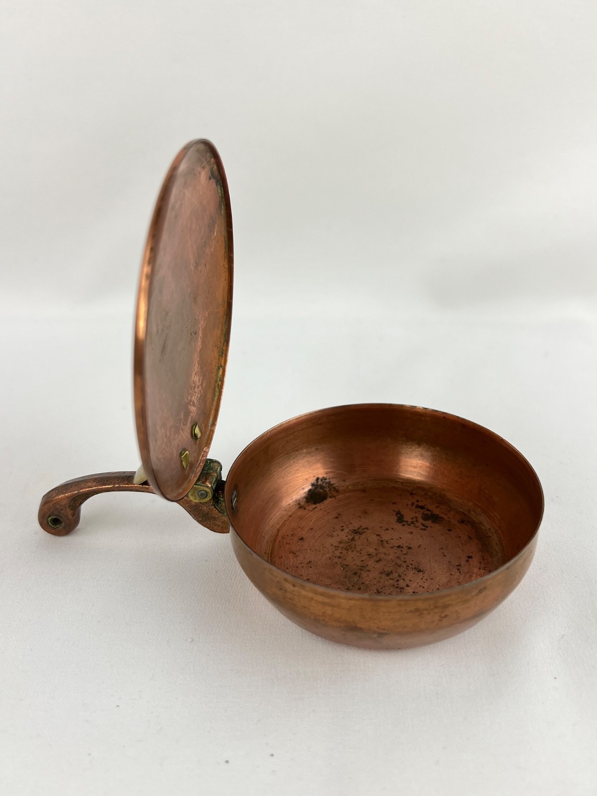 Small Copper & Brass Handled Pan Ashtray w/Thumb Hinged Lid 5″ French Country