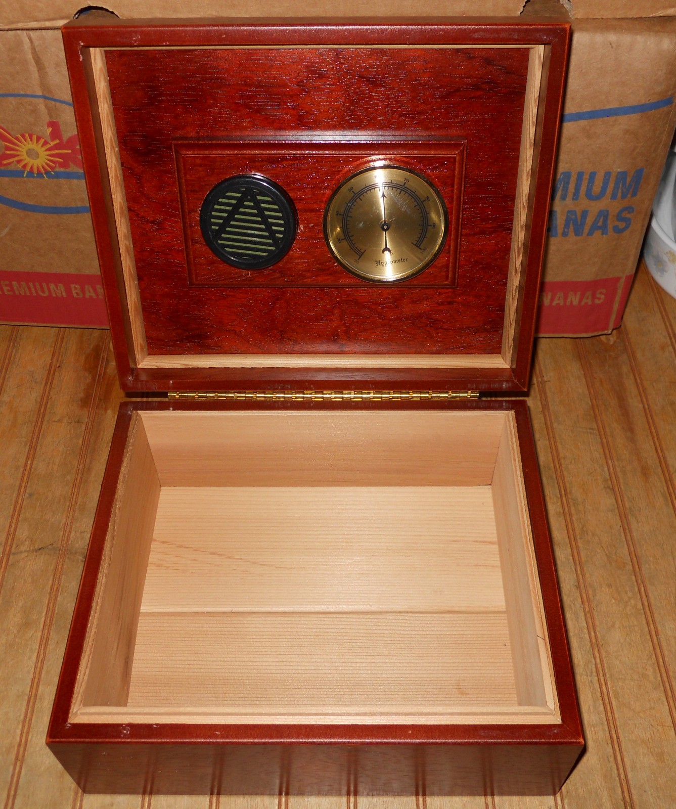 Wooden Cedar Cigar lined Humidor w/ Hygrometer and Humidifier Cherry Color