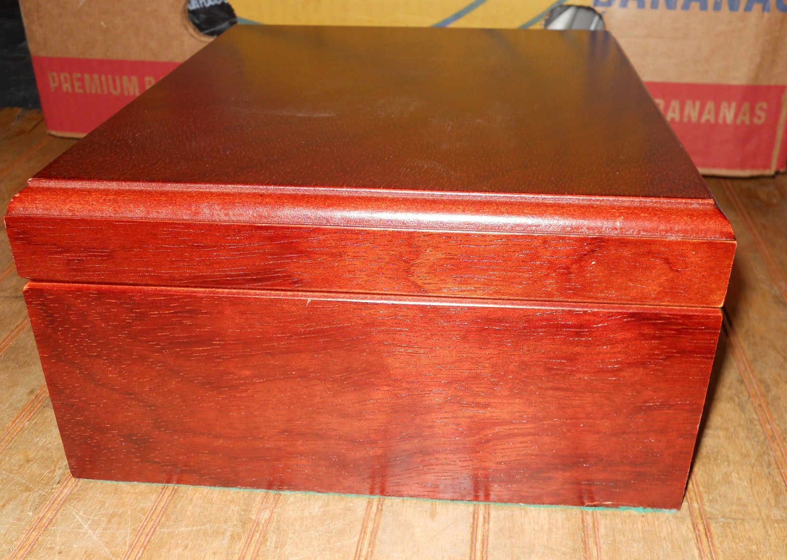 Wooden Cedar Cigar lined Humidor w/ Hygrometer and Humidifier Cherry Color