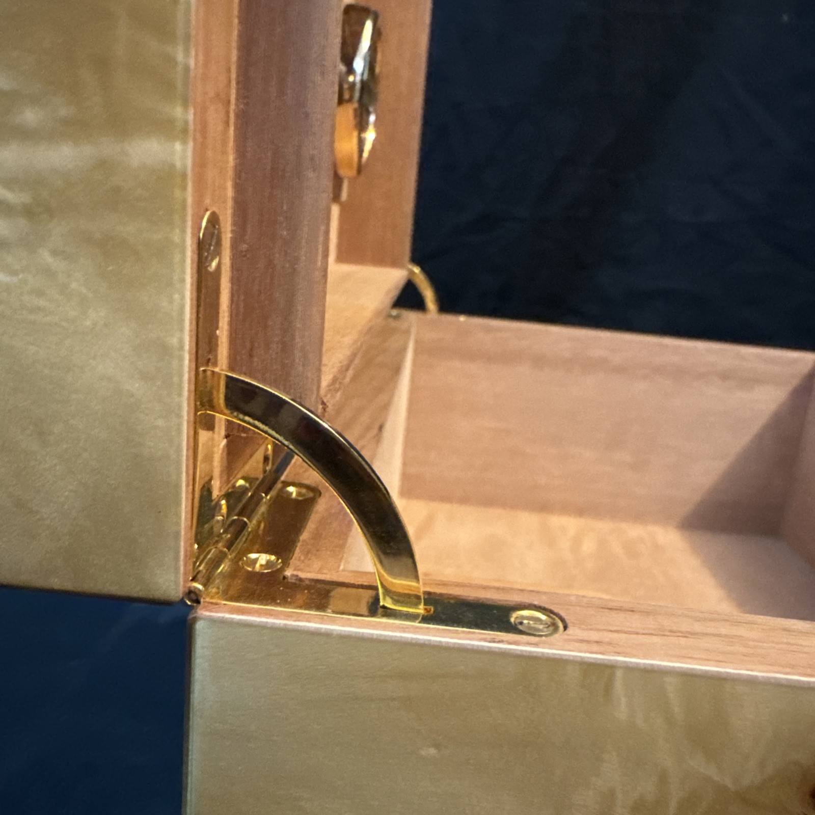 CUERVO Y SOBRINOS Rare Luxury Bird’s Eye Maple Wood Humidor Box