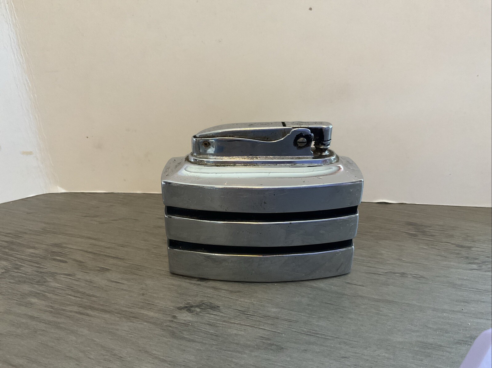 Vintage Art Deco Ronson Spartan Chrome & Black Table Lighter 3×2.5”