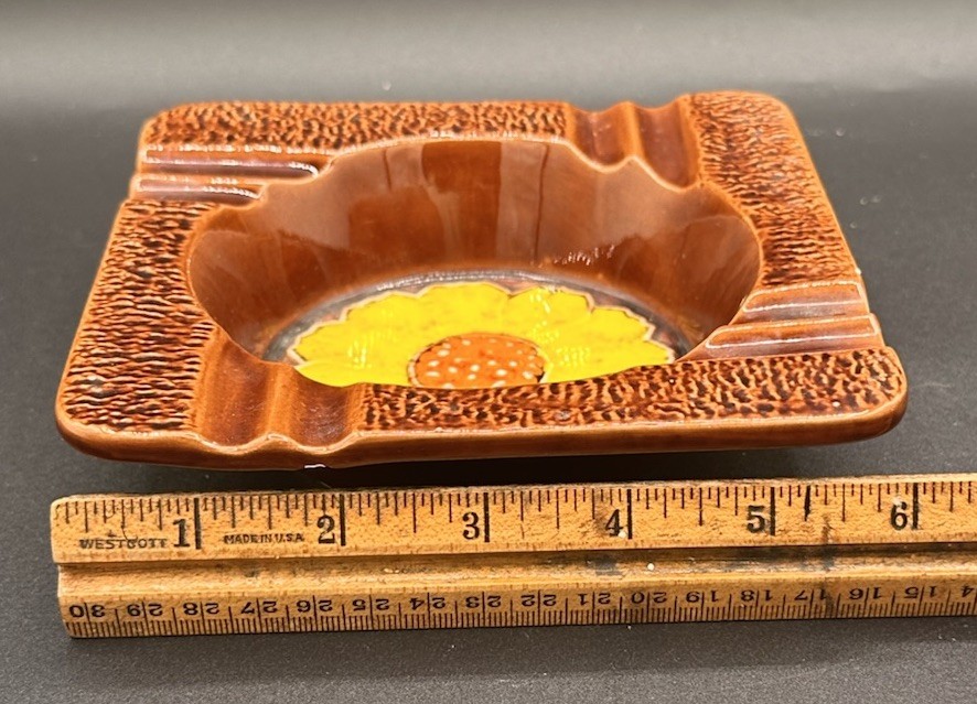 Vintage 60’s 70s MCM Flower Power Retro Ceramic Ashtray JAPAN LABEL Daisy READ
