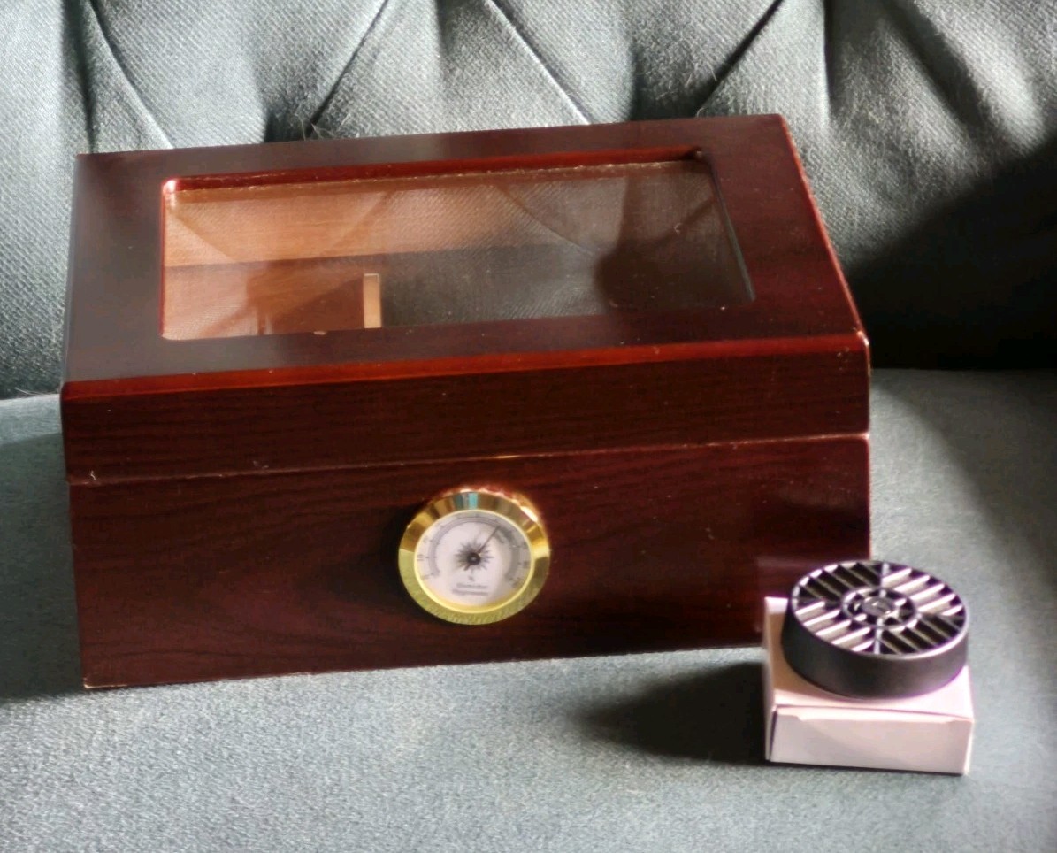 Humidor Supreme Glasstop Cedar Lined & Divider Cigar Humidifier Vietnam