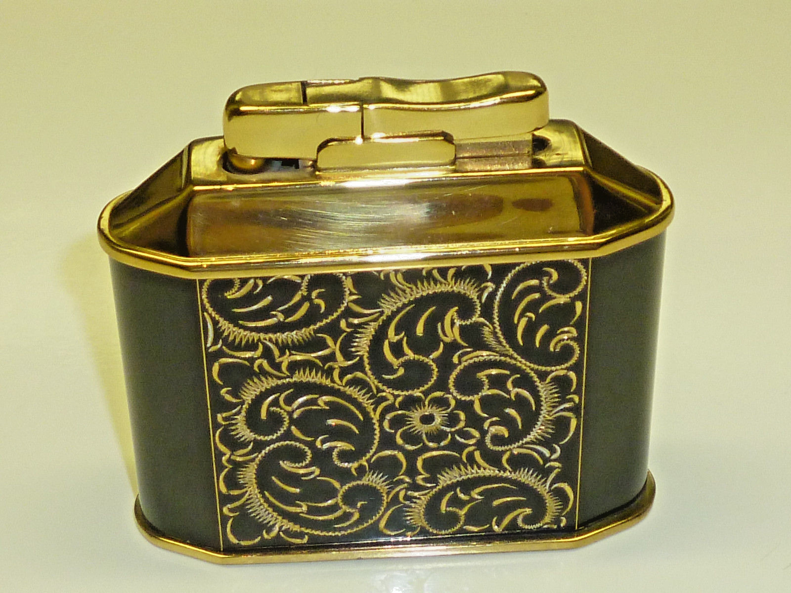 Ap (Altenpohl & Pilgram) “Pilot 5000” Lighter -Black Lacquer Case -1952 -Germany