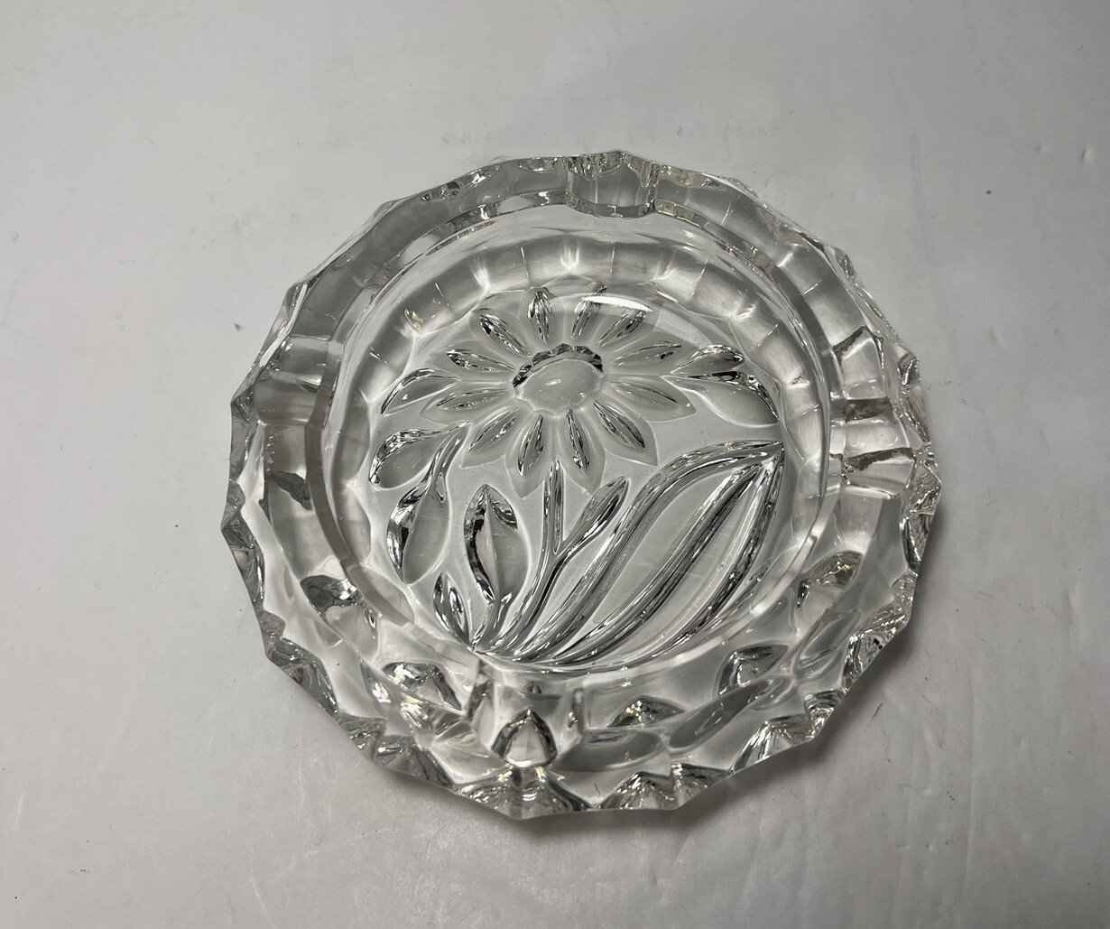 Vintage MCM Clear Thick Pressed Glass Ashtray 4.5″ Round Flower Daisy Sunflower
