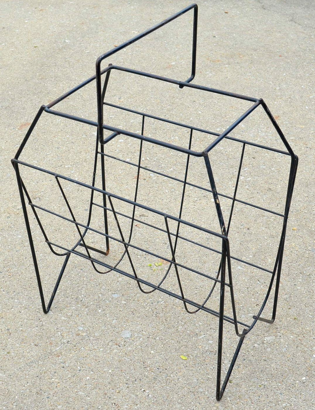 Vintage Metal Wire FLOOR ASHTRAY/MAGAZINE Stand (Black) 14 in x 8.5 in x 20 in