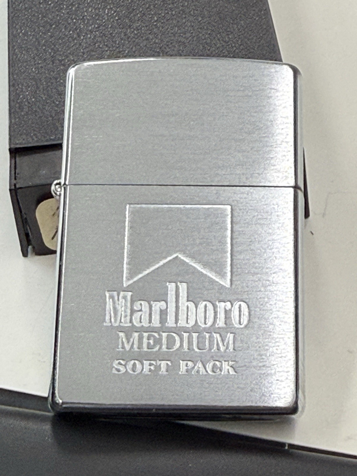 RARE ZIPPO 2000 MARLBORO MEDIUM SOFT PACK LIGHTER UNFIRED IN BOX G148