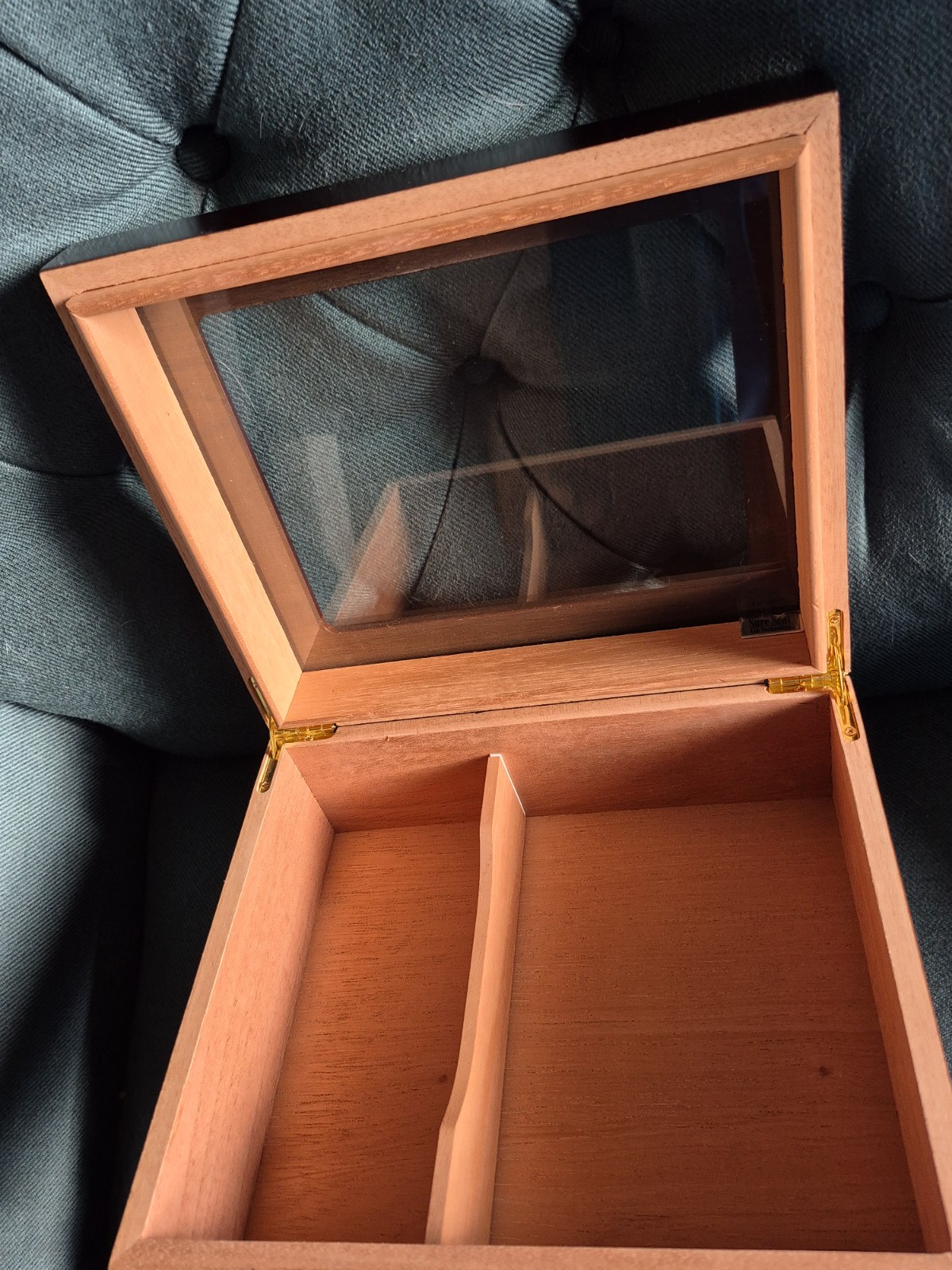 Humidor Supreme Glasstop Cedar Lined & Divider Cigar Humidifier Vietnam