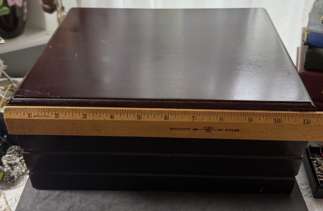 Beautiful Ribbed Wooden Humidor W/Humidifier & Hygrometer Spanish Cedar Lining