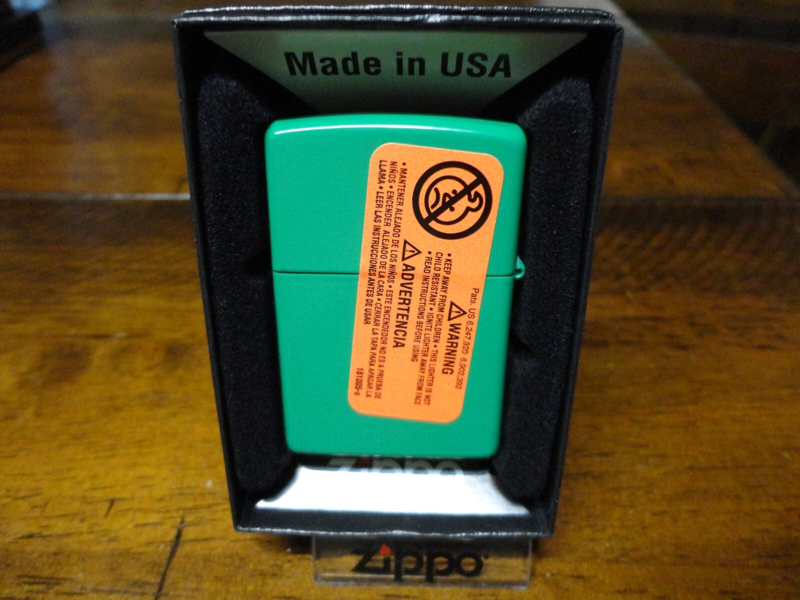 RETRO CHRISTMAS HOLLY PINUP GIRL ZIPPO LIGHTER MINT IN BOX