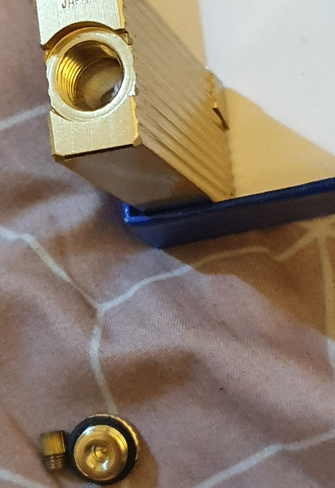 Penguin Cygnus lighter NOS Never Struck (CALTEX)