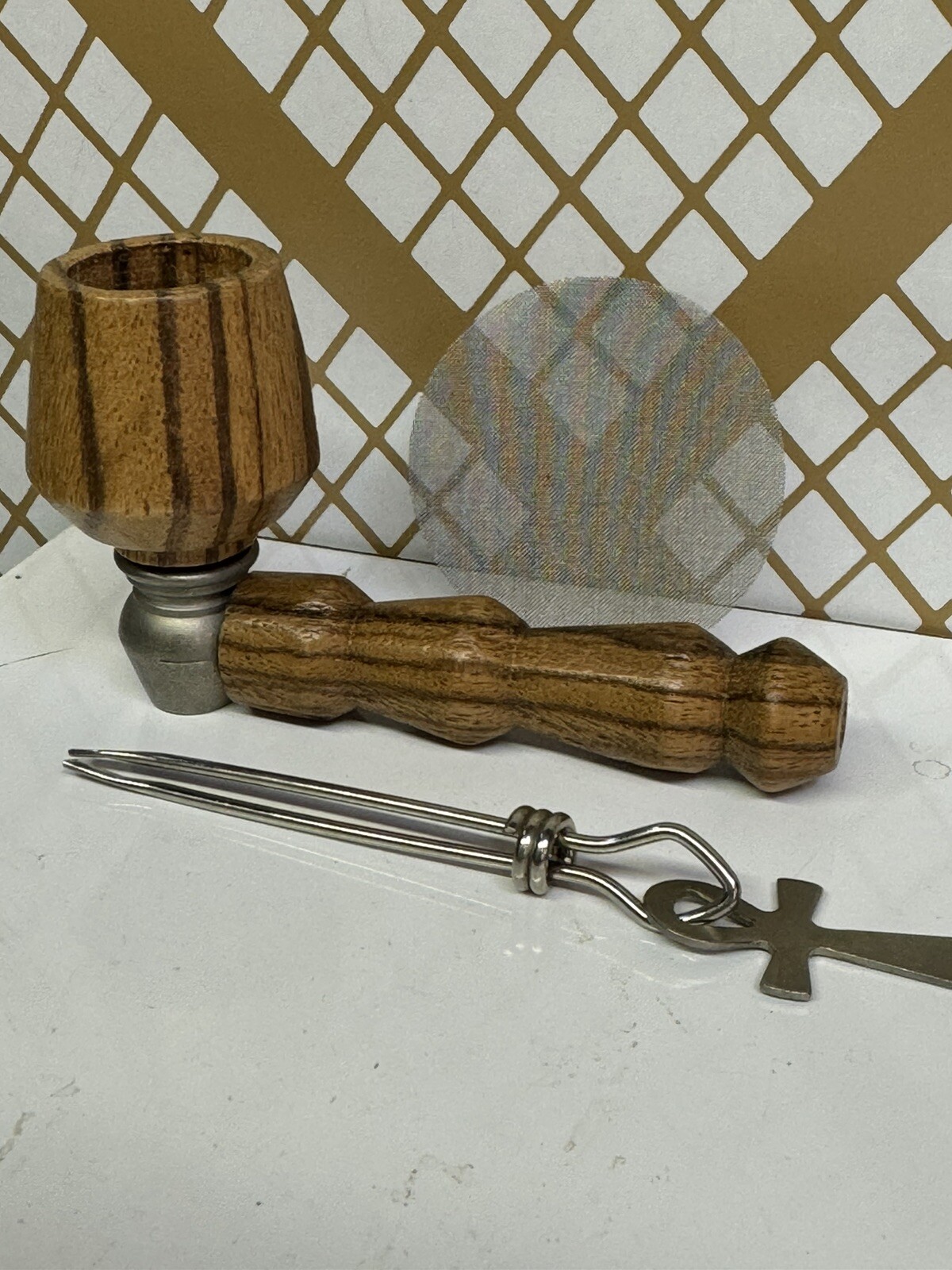 1 Wood Pipe with 1 roach clip Unused tan-colored vintage 3 inch 1970’s cool