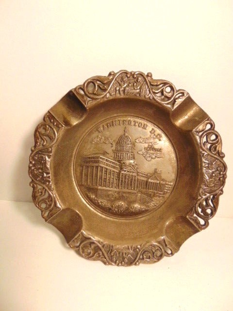 Older white metal Washington, DC souvenir ashtray: Capitol Bldg (made in Japan)