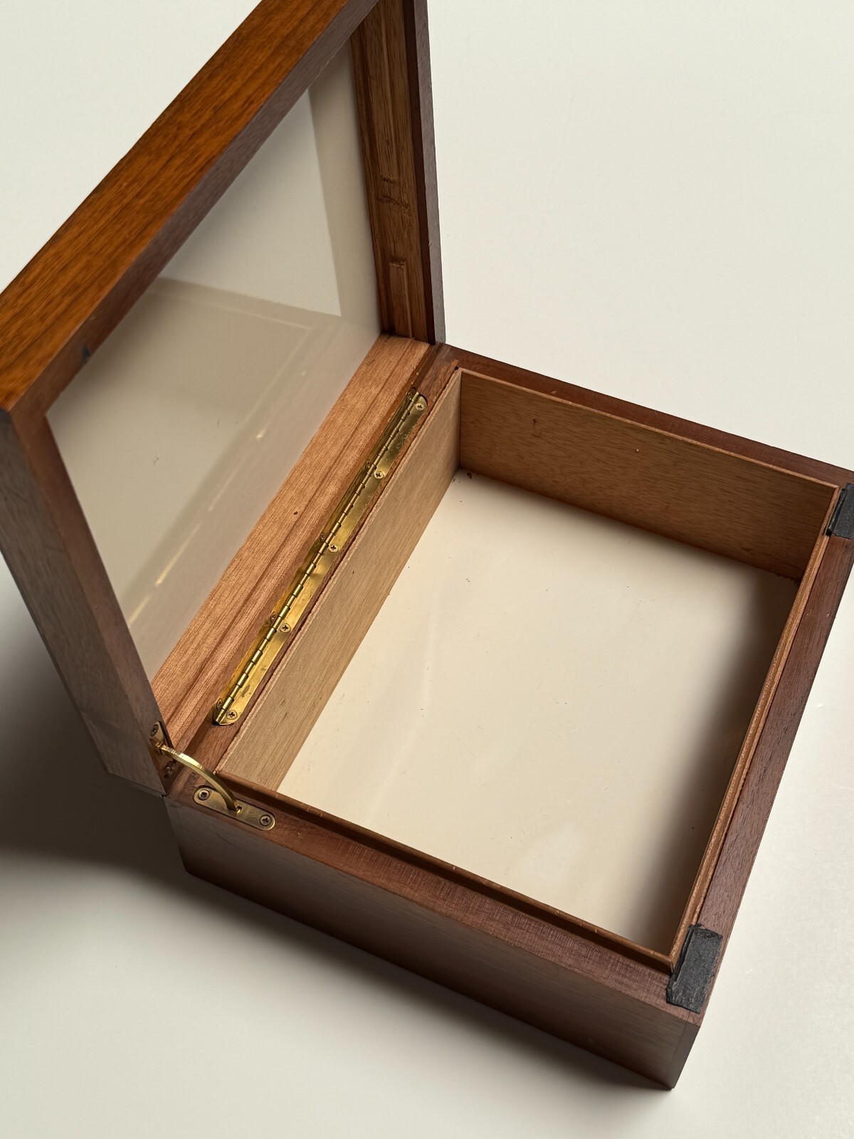 Vintage Decatur Industries Inc Cigarette Walnut Box, 11″ x 9″ x 4 1/2″