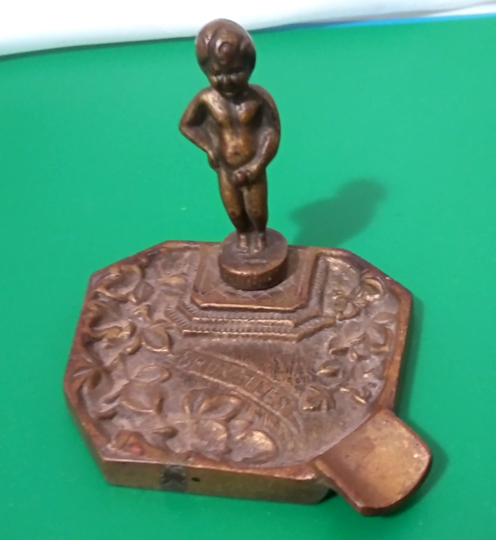 Vintage Bruxelles Brussels Brass Bronze Boy Peeing Ashtray 3 Inches wide