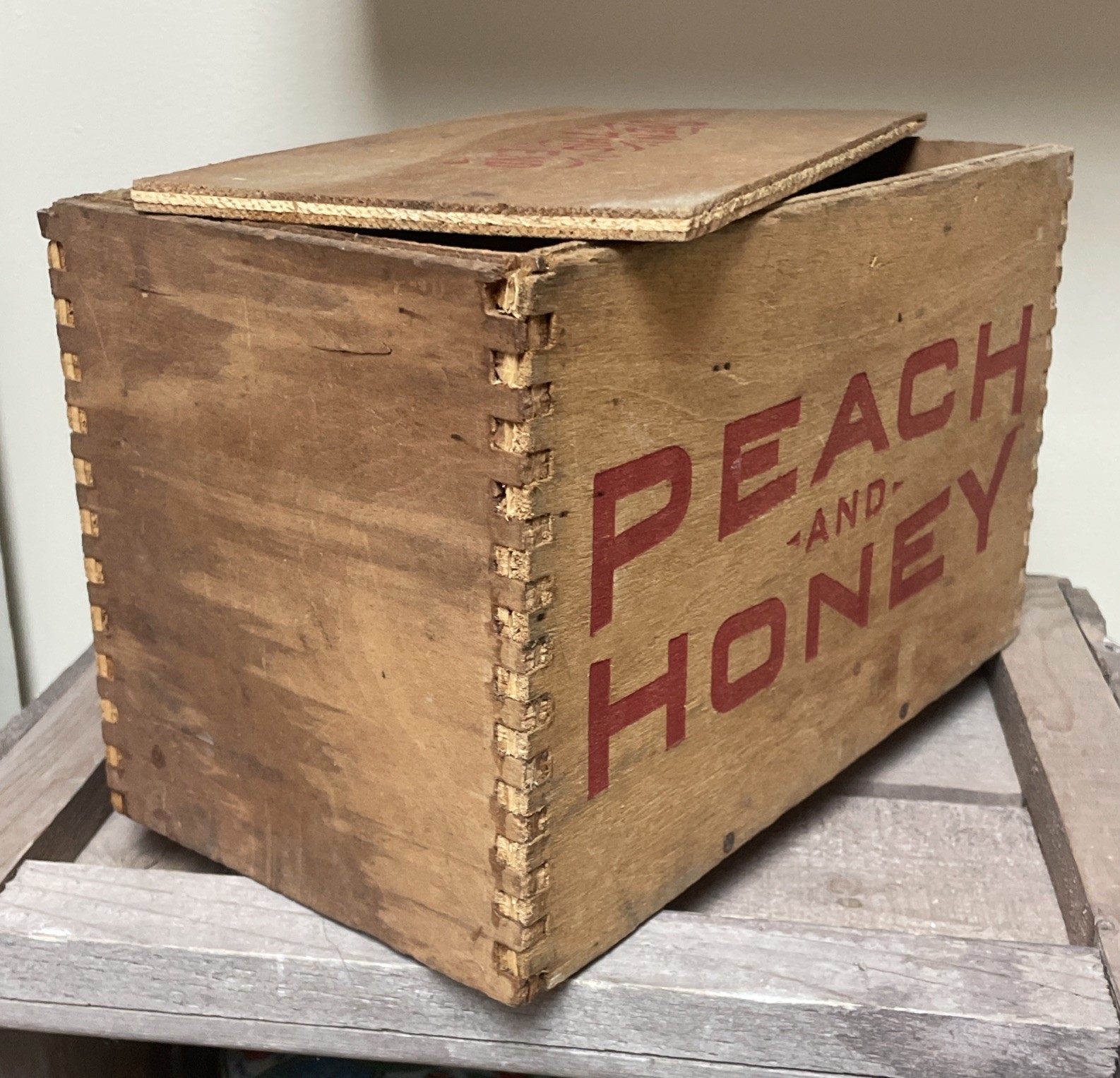 1926 Wooden Tobacco Box Taylor Brothers Winston Salem Peach & Honey (42) Plugs