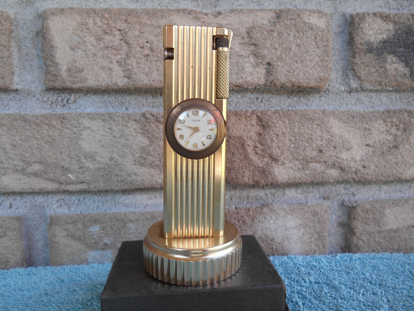 VINTAGE CYGNUS LIFT ARM TABLE LIGHTER WORKS WITH SWANK CLOCK. WIND STEM MISSING