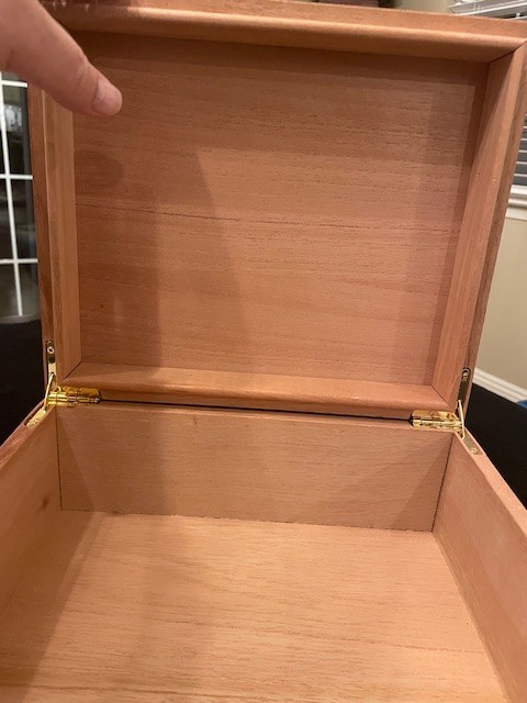 Humidor New Golden Mahogany Box 10.25×4.25×8.75″ 40 Cigar capacity