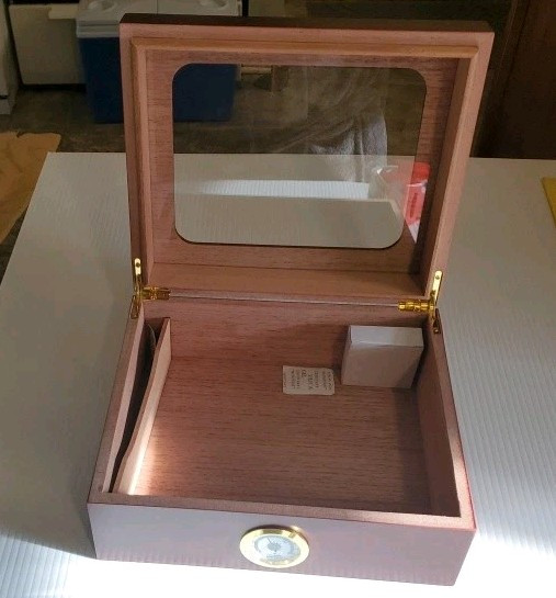 Humidor Royal Glass Top Cedar Lined Cigar Box Up To 50 Cigars-Brand New