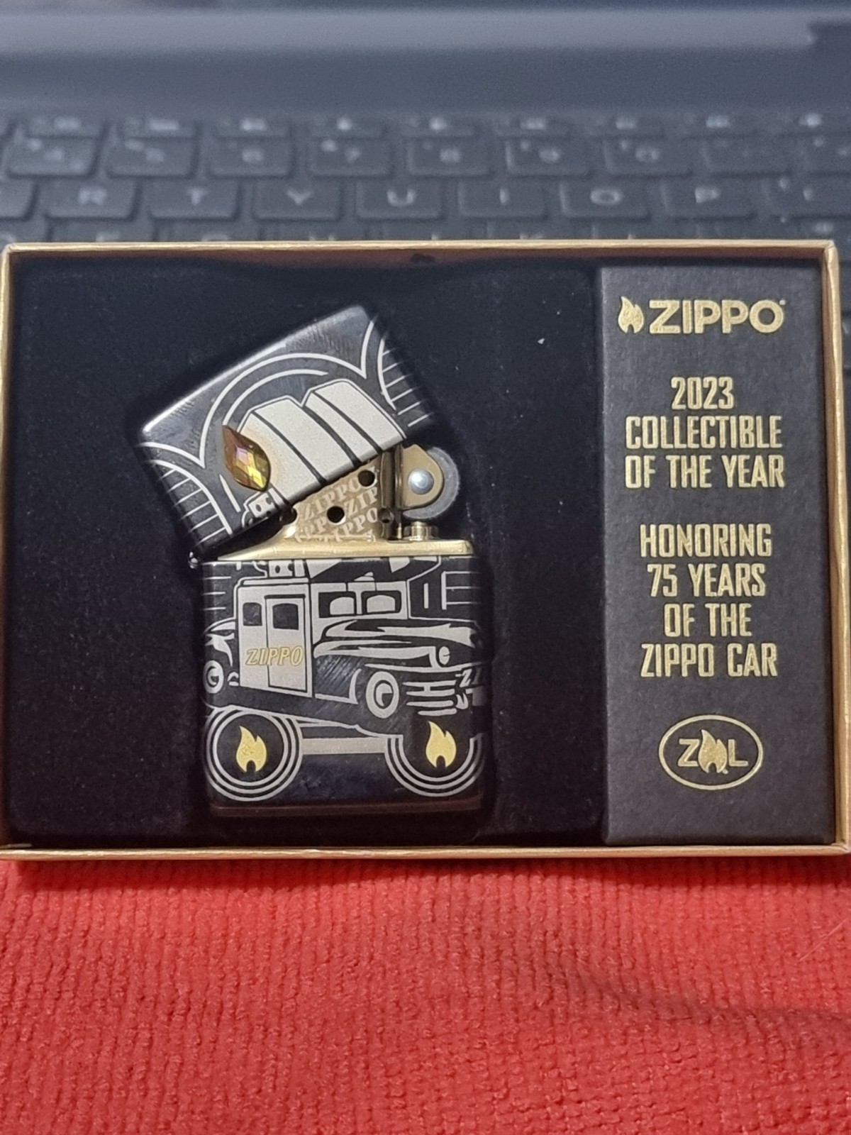 RARE 2023 COTY AMERICAN EDITION 75TH ANNIVESARY ZIPPO CAR 03828/10000 ZIPPO BNIB