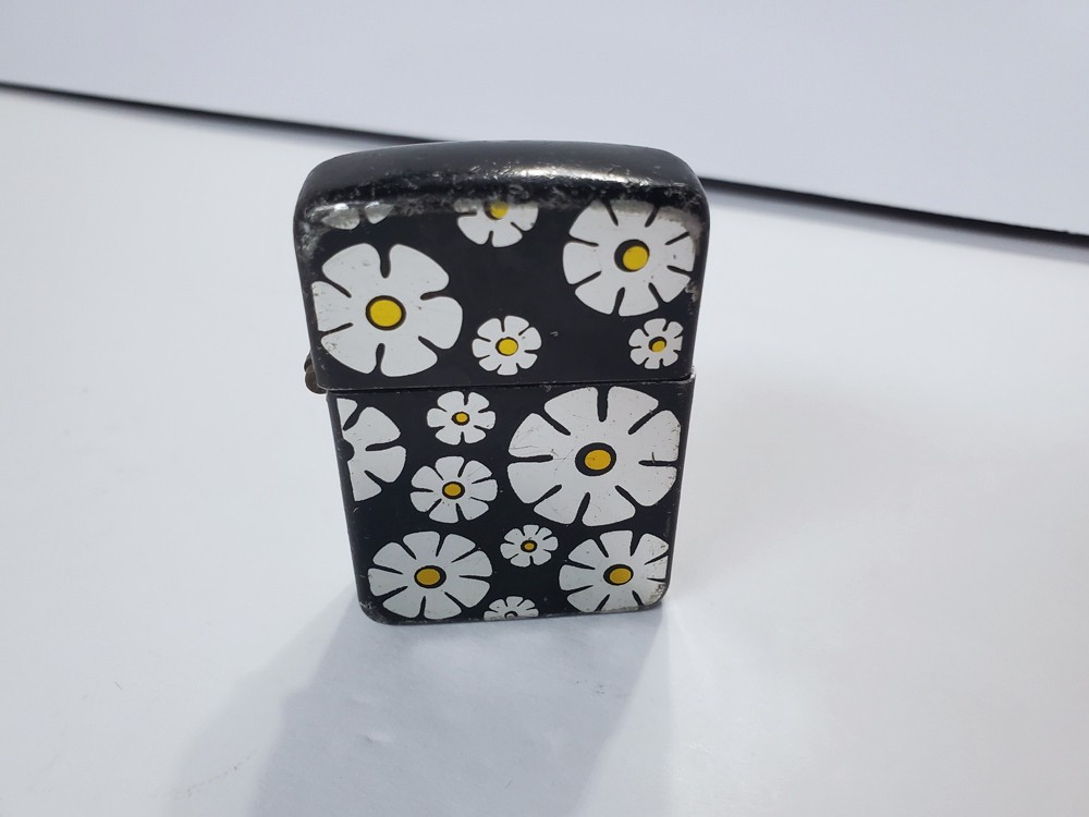 Vintage STORM KING 1960’s Retro Flip Top Lighter Hippie Flowers Daisy Daisies