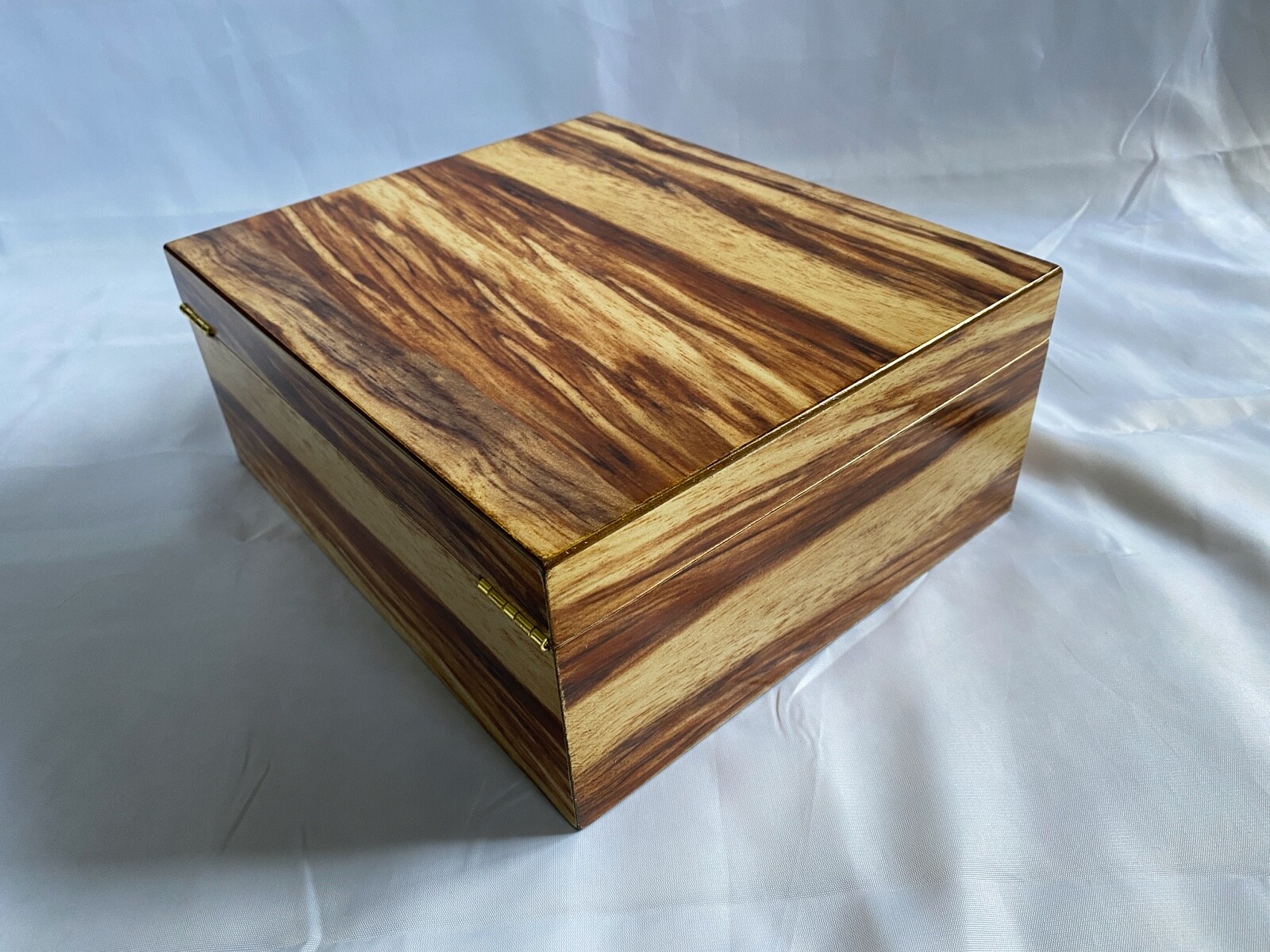 Quality Importers Burled Wood Finish Humidor – 25-50 count (Stock Unit B) – New