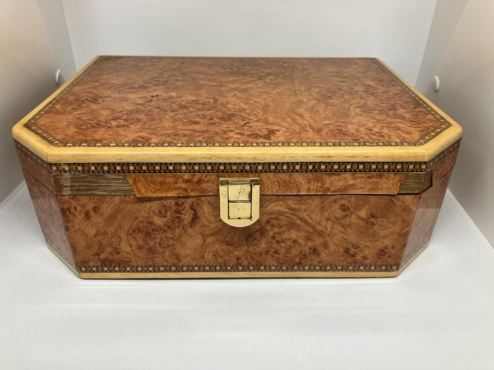 Vintage Cedar Wood Veneer Cigar Humidor – HOLDS 25-50 PLUS!
