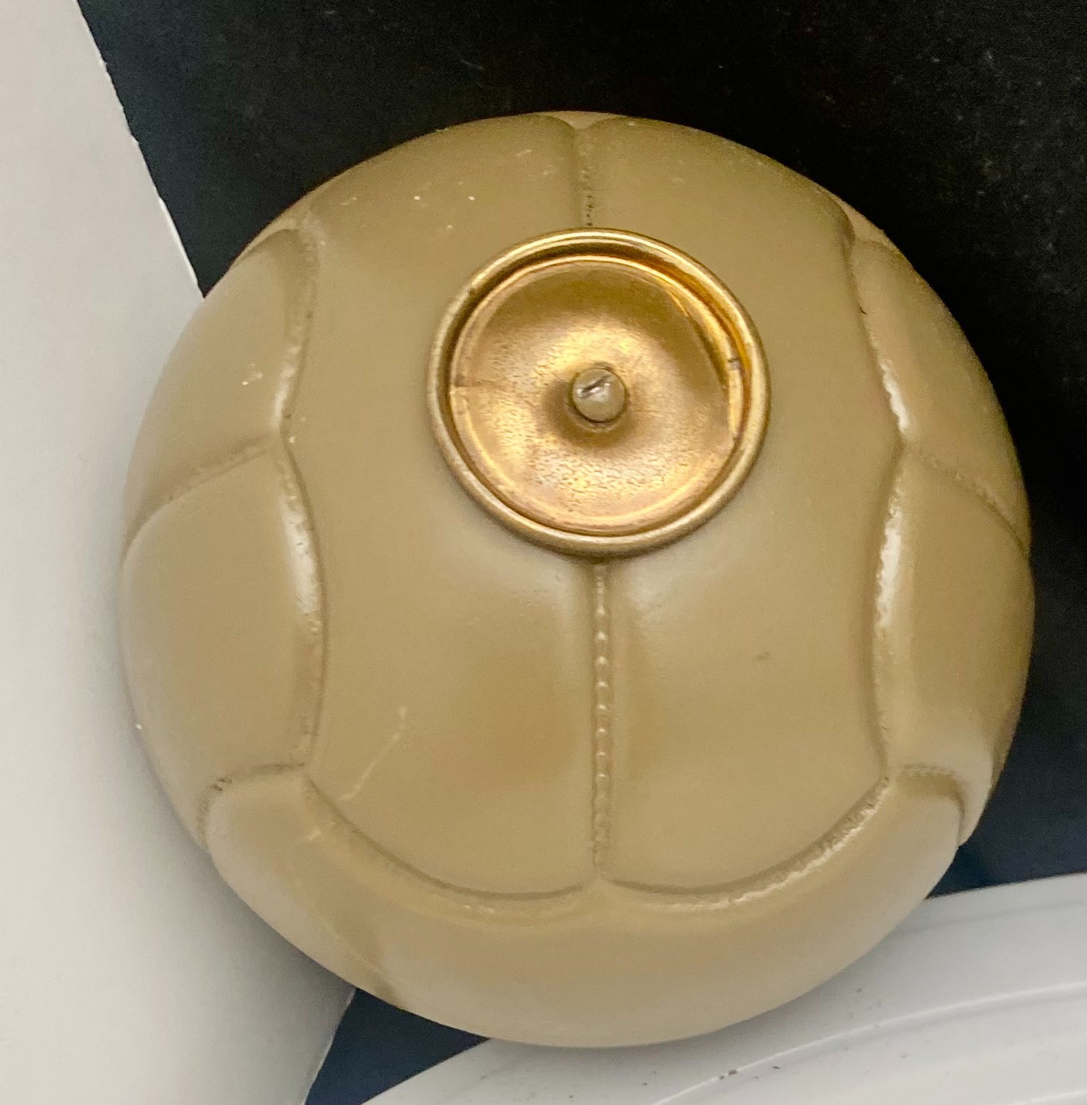 VTG MCM ROUND BRASS POP-UP CIGARETTE DISPENSER STAND, SOCCER BALL SHAPE, c1955 g